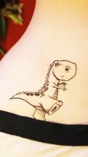 性感女性腹部可爱的小恐龙纹身