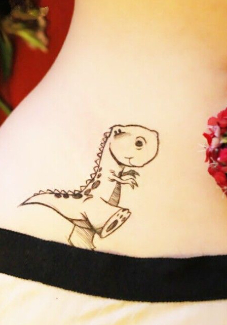 点击大图看下一张：性感女性腹部可爱的小恐龙纹身