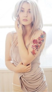 国外美女个性手臂花朵纹身