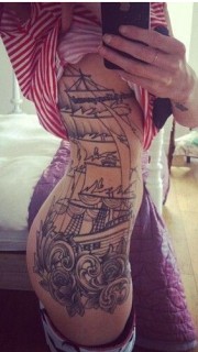 女性腰部好看的大船纹身