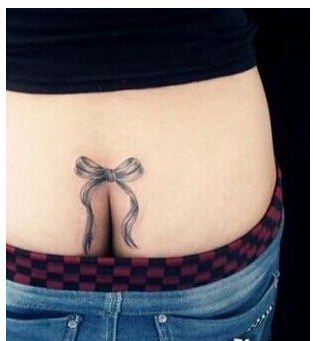 点击大图看下一张：性感美女臀部的蝴蝶结纹身
