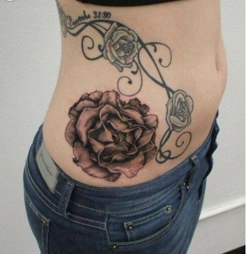 点击大图看下一张：时尚女性侧腰部精美的玫瑰纹身