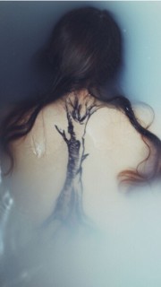 性感女生背部独特个性枯树纹身