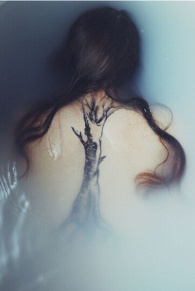 点击大图看下一张：性感女生背部独特个性枯树纹身
