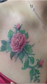 女性胸部红花绿叶纹身