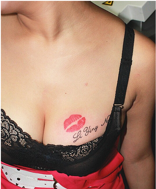 点击大图看下一张：性感美女胸前英文红唇纹身