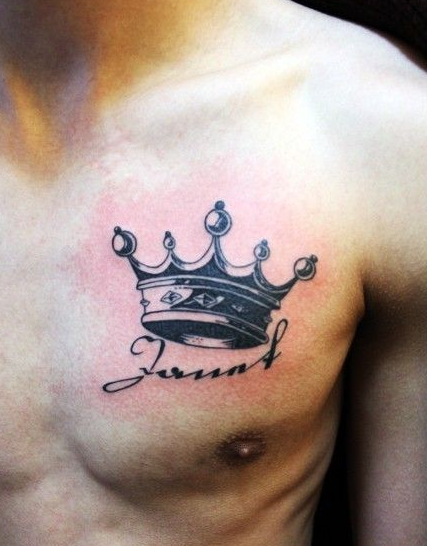 点击大图看下一张：男性胸前皇冠图腾个性纹身