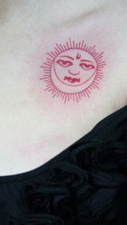 美女胸前太阳图腾个性纹身