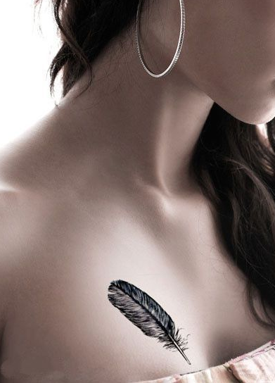 点击大图看下一张：美女胸前简单的羽毛纹身