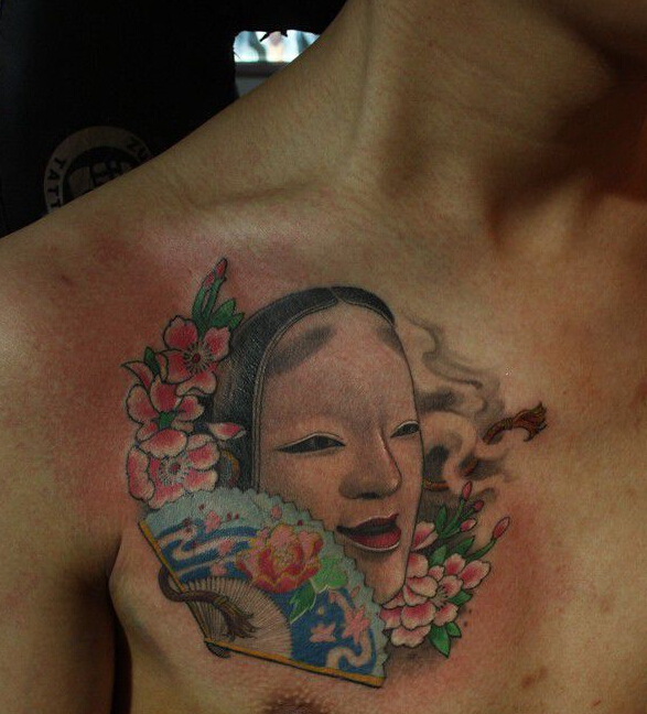 点击大图看下一张：男性胸前艺妓女樱花扇子纹身