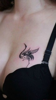 美女性感的胸部丹顶鹤纹身