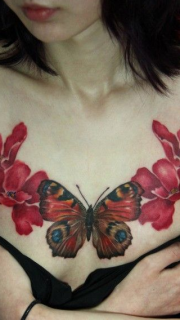美女胸口花和蝴蝶纹身