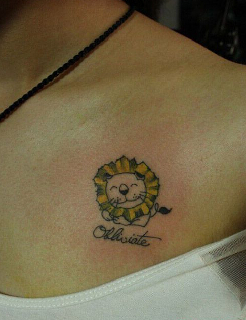 点击大图看下一张：女生胸前可爱的小狮子纹身