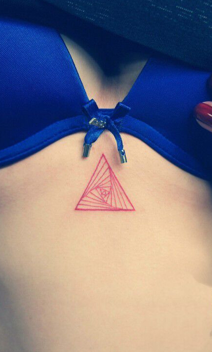 点击大图看下一张：美女胸口创意三角形刺青