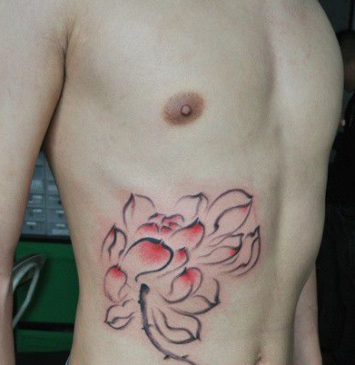 点击大图看下一张：男生腰侧中国莲花纹身