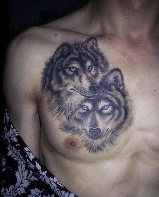 点击大图看下一张：男性个性霸气的胸口双狼头纹身