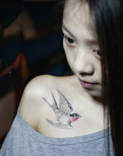 点击大图看下一张：可爱女生胸前唯美的燕子纹身