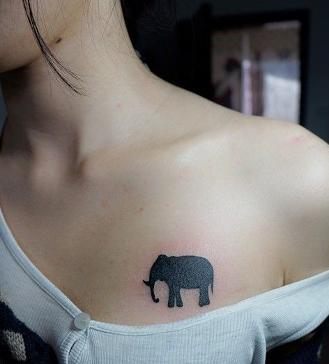 点击大图看下一张：女生胸口个性的大象纹身