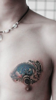 男性欧美风创意胸部图腾纹身