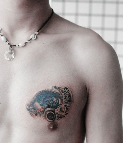 点击大图看下一张：男性欧美风创意胸部图腾纹身