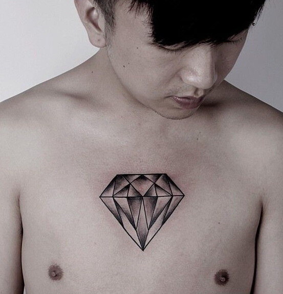 点击大图看下一张：男人胸口个性钻石纹身