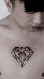 男人胸口个性钻石纹身