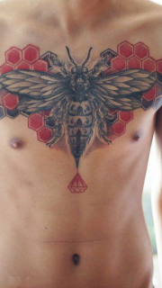 男性胸部超霸气蜜蜂纹身