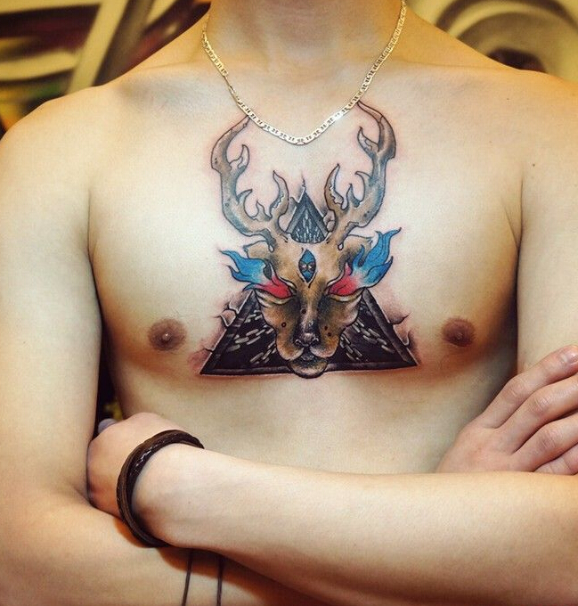 点击大图看下一张：男人胸口个性三角麋鹿头像纹身