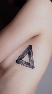 侧胸创意三角形纹身