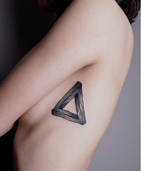 点击大图看下一张：侧胸创意三角形纹身