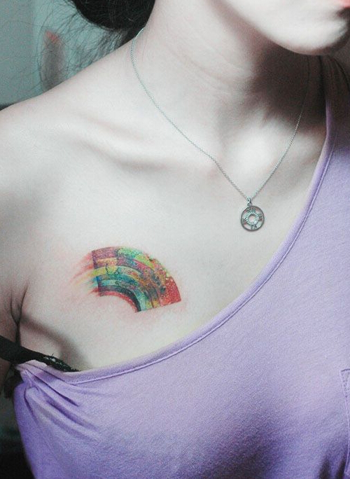 点击大图看下一张：美女时尚的胸部彩虹纹身