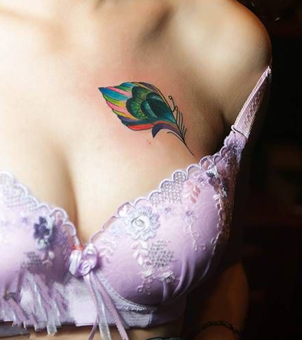 点击大图看下一张：性感胸部孔雀羽毛纹身