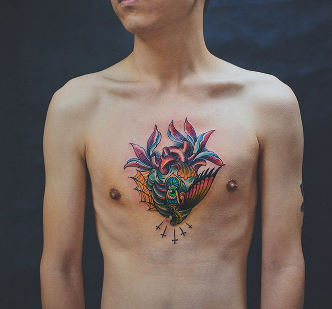 点击大图看下一张:男人胸口个性心脏眼创意纹身