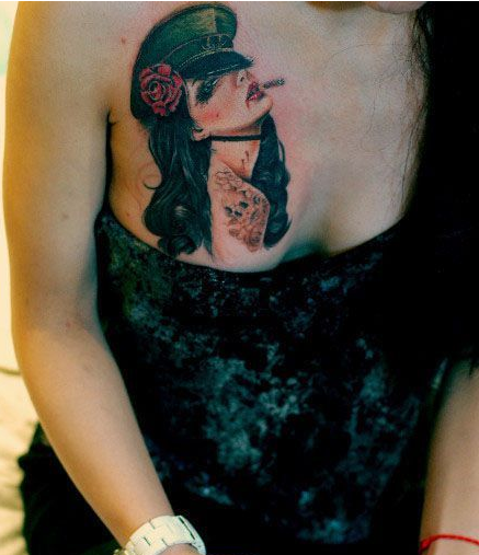 点击大图看下一张：美女胸前个性抽烟女头像纹身