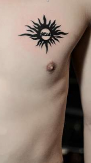 男性胸口太阳图腾纹身
