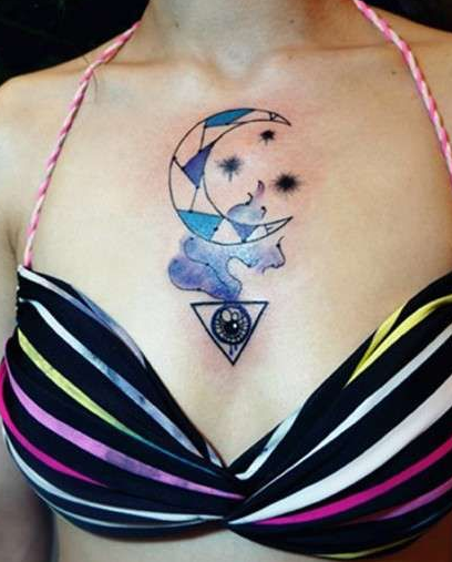 点击大图看下一张：女性创意月亮三角眼胸口纹身