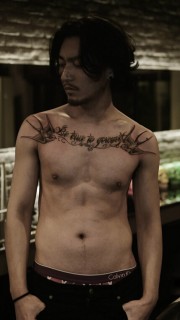 型男胸部双燕英文时尚纹身