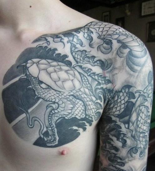 点击大图看下一张：男性霸气半甲蛇图腾纹身
