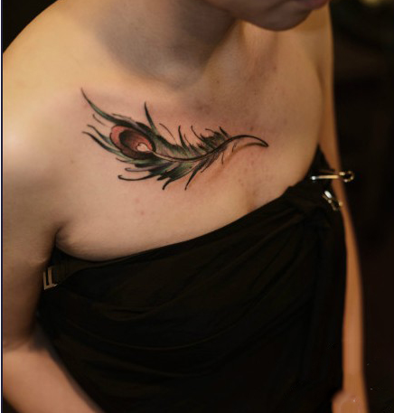 点击大图看下一张：女生锁骨孔雀羽毛时尚纹身