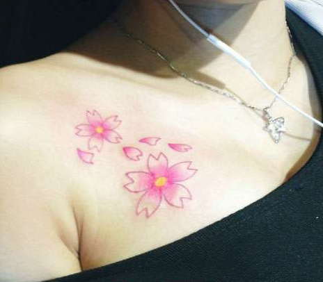 点击大图看下一张：女生锁骨唯美粉色樱花纹身