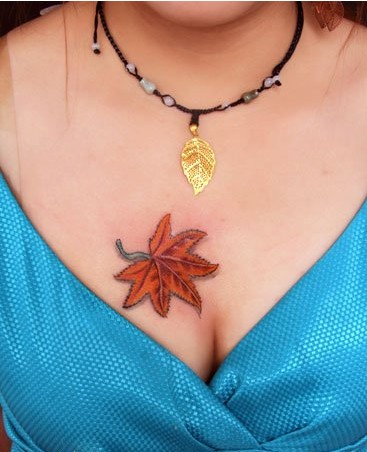 点击大图看下一张：女子胸前的一片枫叶纹身