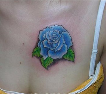 点击大图看下一张:女生胸部玫瑰花纹身