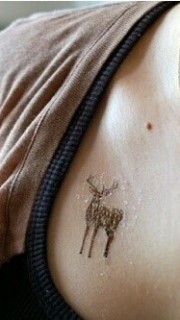 女性胸前性感可爱小鹿纹身
