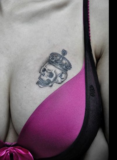 点击大图看下一张：性感美女胸部戴皇冠骷髅纹身