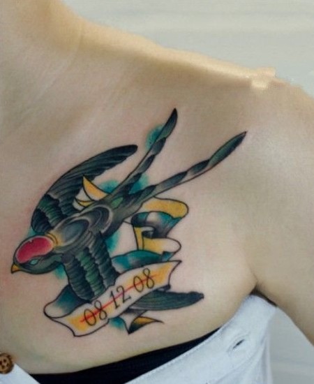 点击大图看下一张：女性胸前好看的彩色燕子纹身