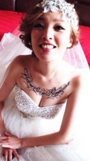 美丽新娘胸部唯美花体英文字纹身