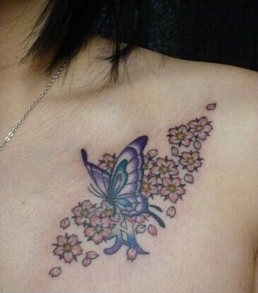 点击大图看下一张：女性胸前蝴蝶和花纹身