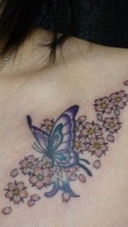 女性胸前蝴蝶和花纹身