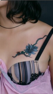 女生胸部漂亮的花卉藤蔓纹身