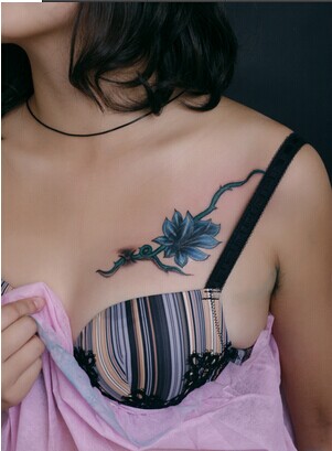 点击大图看下一张：女生胸部漂亮的花卉藤蔓纹身